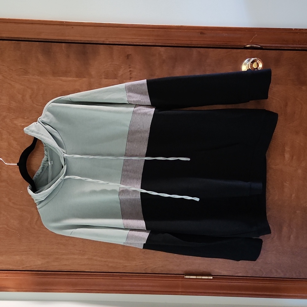 Gently-used, color-block hooded sweatshirt with pocket;green, gray, black, Sz 2X